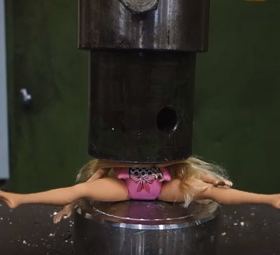 Relaxante: Barbie e outros objetos são esmagados em uma prensa hidráulica