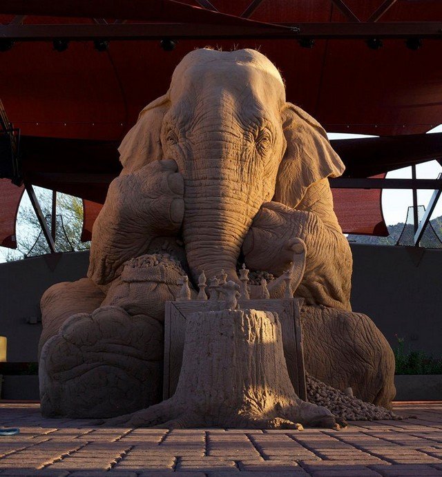 Elefante ou rato: quem vence esta partida de xadrez esculpida em areia?