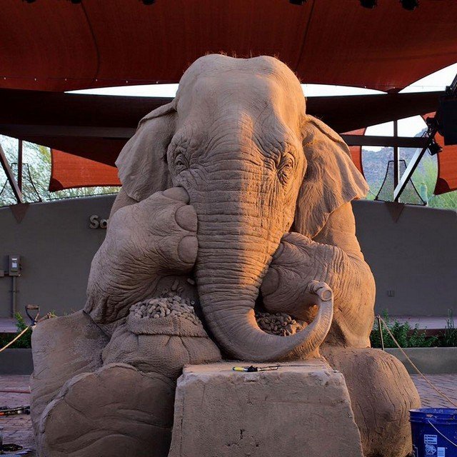 Elefante ou rato: quem vence esta partida de xadrez esculpida em areia?