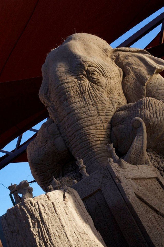 Elefante ou rato: quem vence esta partida de xadrez esculpida em areia?