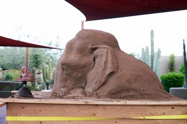 Elefante ou rato: quem vence esta partida de xadrez esculpida em areia?