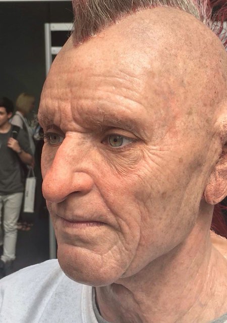 Este senhor punk é, na verdade, uma jovem modelo