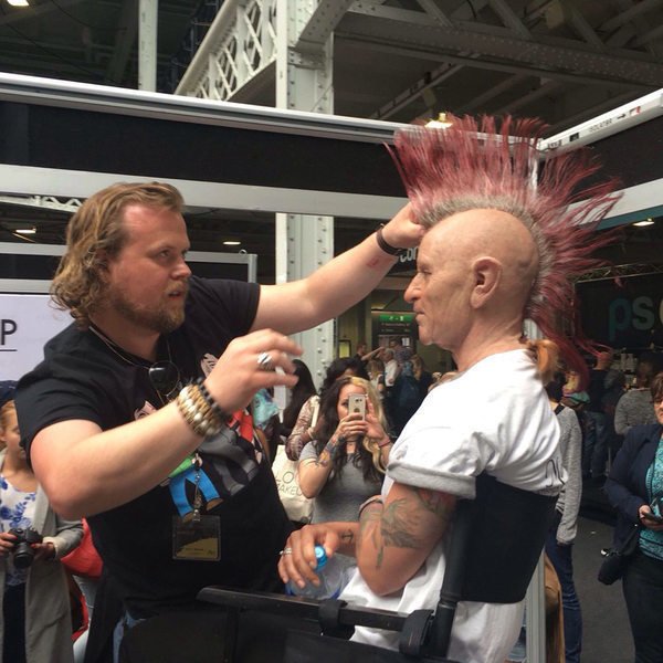 Este senhor punk é, na verdade, uma jovem modelo