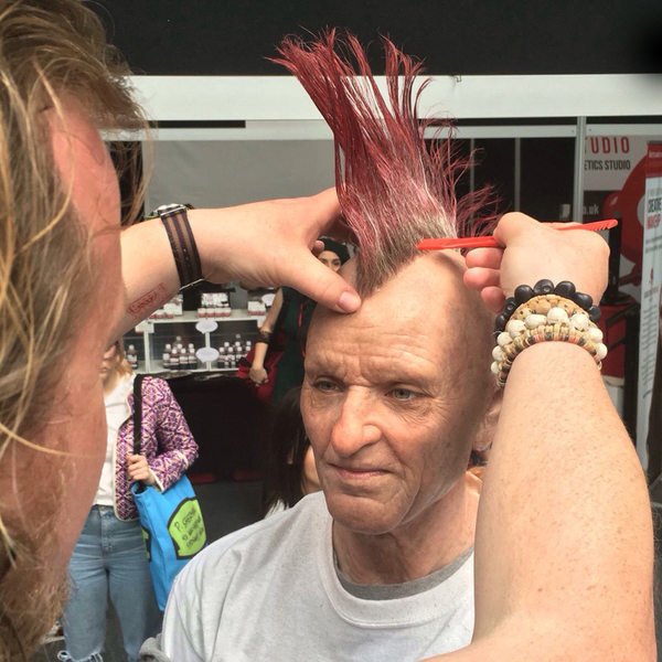 Este senhor punk é, na verdade, uma jovem modelo