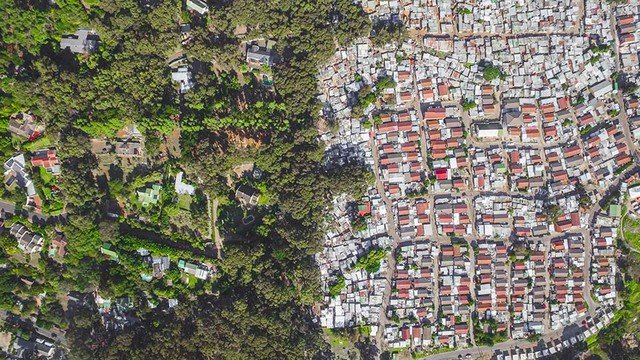 Com drones, fotógrafo registra o contraste entre habitações ricas e pobres