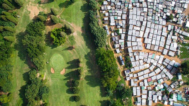 Com drones, fotógrafo registra o contraste entre habitações ricas e pobres