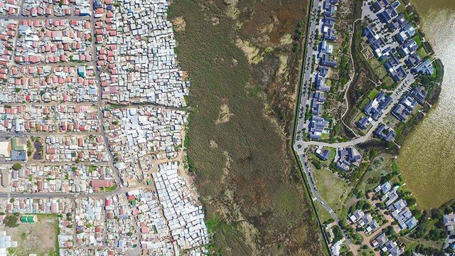 Com drones, fotógrafo registra o contraste entre habitações ricas e pobres