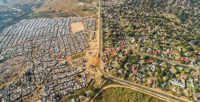 Com drones, fotógrafo registra o contraste entre habitações ricas e pobres