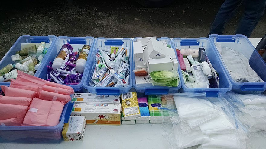 Incrível! Homem transforma caminhão em banheiro para moradores de rua