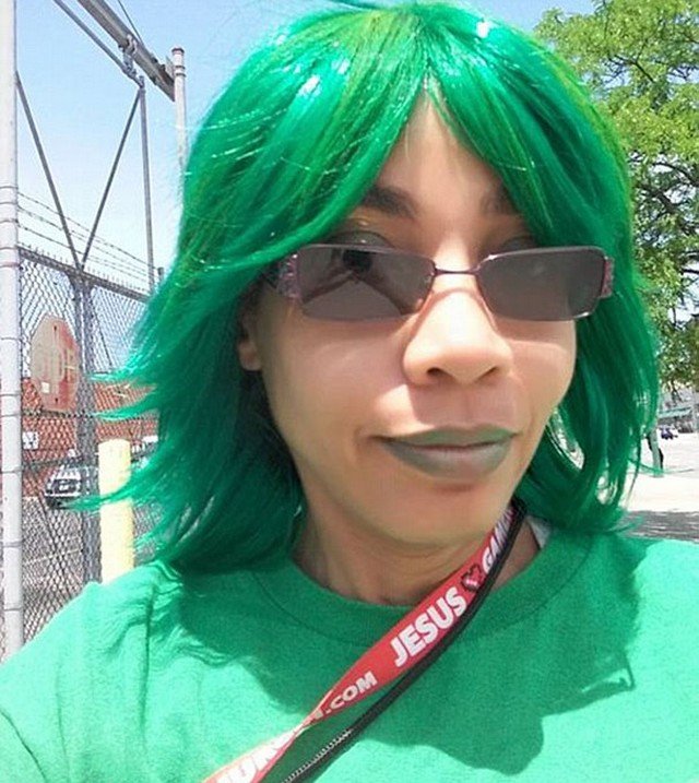 Depois de ter roupa criticada, mulher passou a ir trabalhar fantasiada