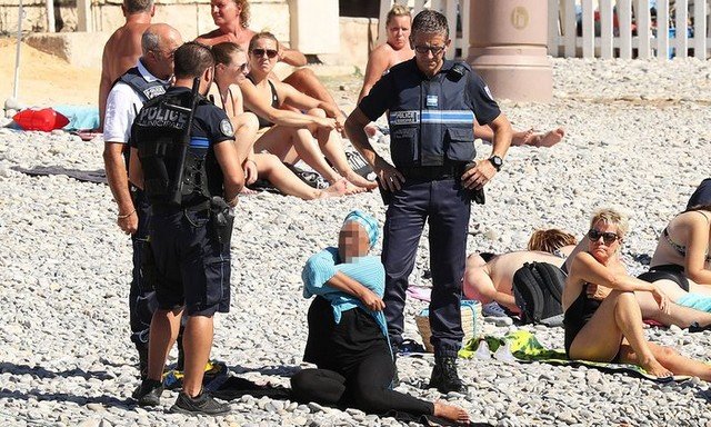 A polícia francesa pode obrigar mulheres mulçumanas a não usarem burkini?