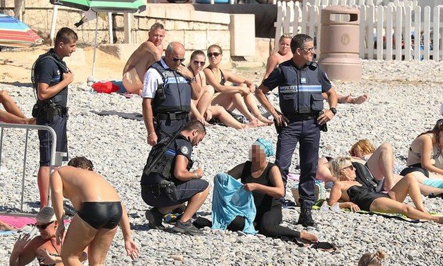 A polícia francesa pode obrigar mulheres mulçumanas a não usarem burkini?