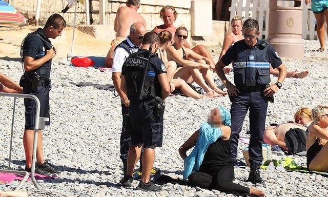 A polícia francesa pode obrigar mulheres mulçumanas a não usarem burkini?
