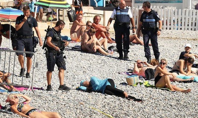 A polícia francesa pode obrigar mulheres mulçumanas a não usarem burkini?