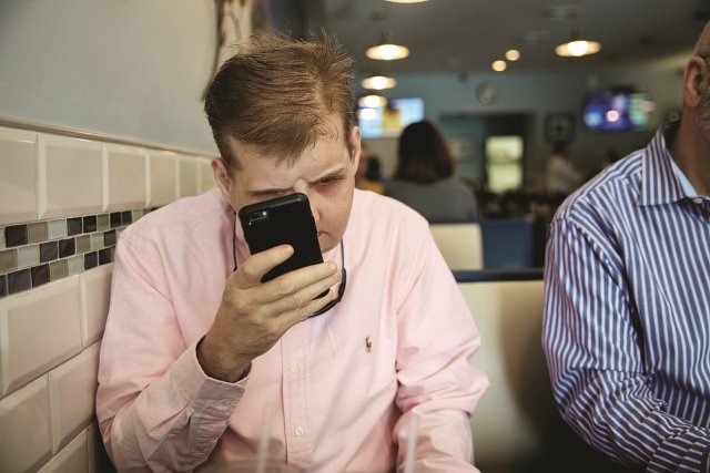 Checando o celular
