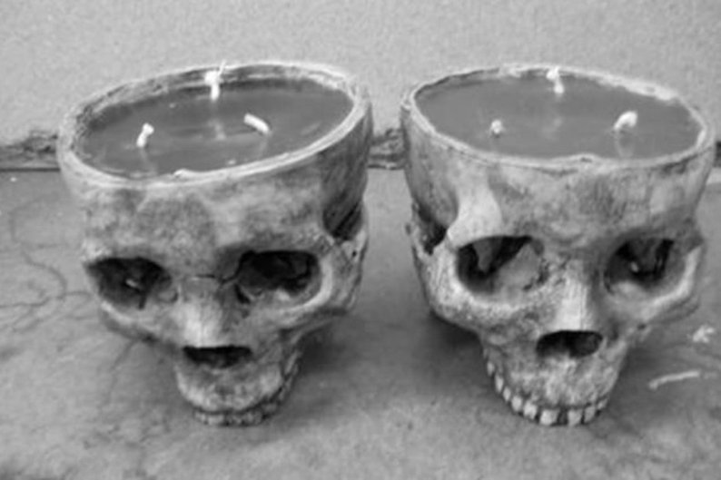 Crânios usados como candelabros