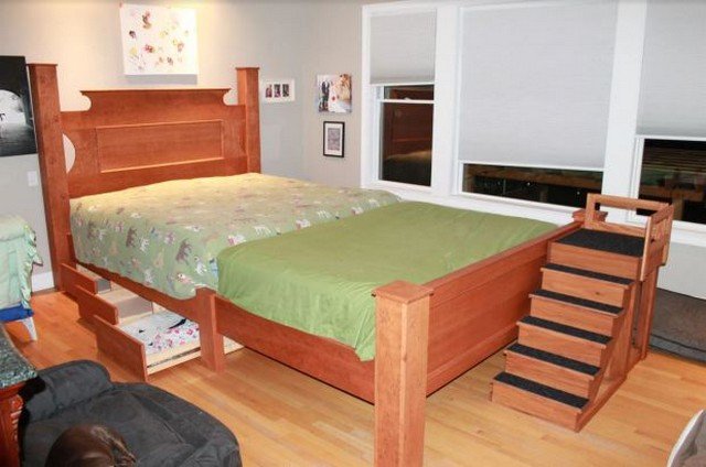 Este casal construiu uma cama gigantesca para dormir com seus 8 cachorros