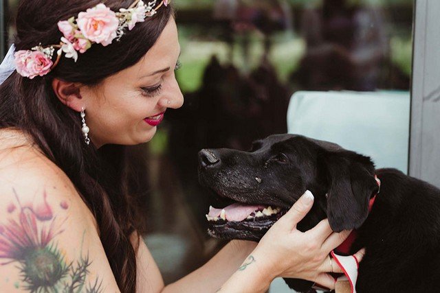 Cachorro fez questão de ir ao casamento da dona antes de morrer