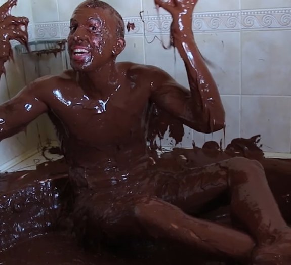 Pare tudo o que você está fazendo e veja este cara tomando banho de Nutella
