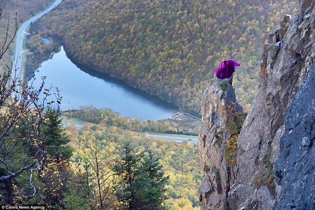 Modelo posa em penhasco, a quase 1.000 m de altura, e o resultado é lindo!
