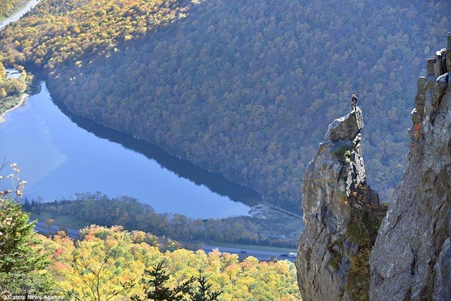 Modelo posa em penhasco, a quase 1.000 m de altura, e o resultado é lindo!