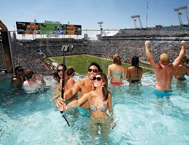 Estádio de futebol nos EUA tem camarotes equipados com piscinas