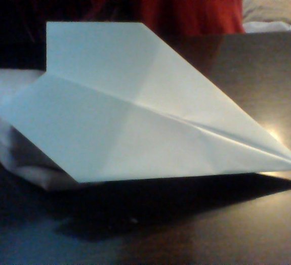 Aprenda a fazer o avião de papel perfeito e recordista do Guinness