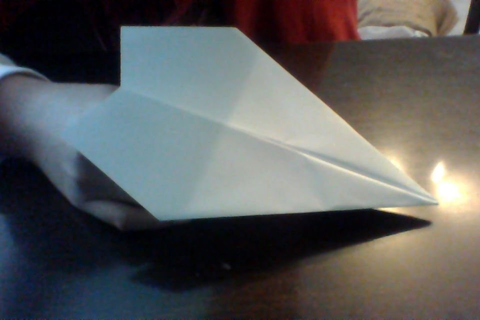 Imagem de Aprenda a fazer o avião de papel perfeito e recordista do Guinness no megacurioso