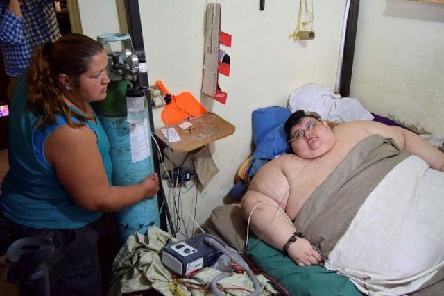 Após 6 anos sem sair da cama, homem superobeso é encaminhado a tratamento