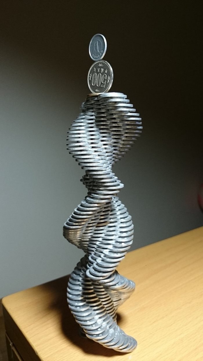 As esculturas que este artista japonês faz com moedas desafiam a gravidade