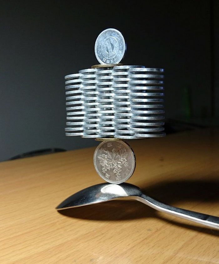 As esculturas que este artista japonês faz com moedas desafiam a gravidade