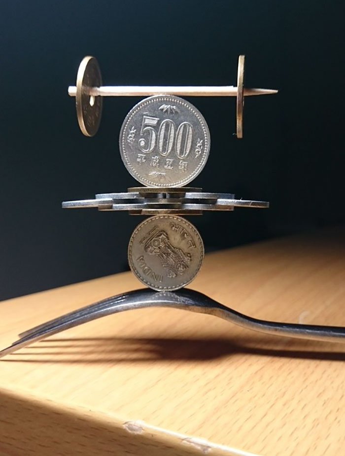As esculturas que este artista japonês faz com moedas desafiam a gravidade