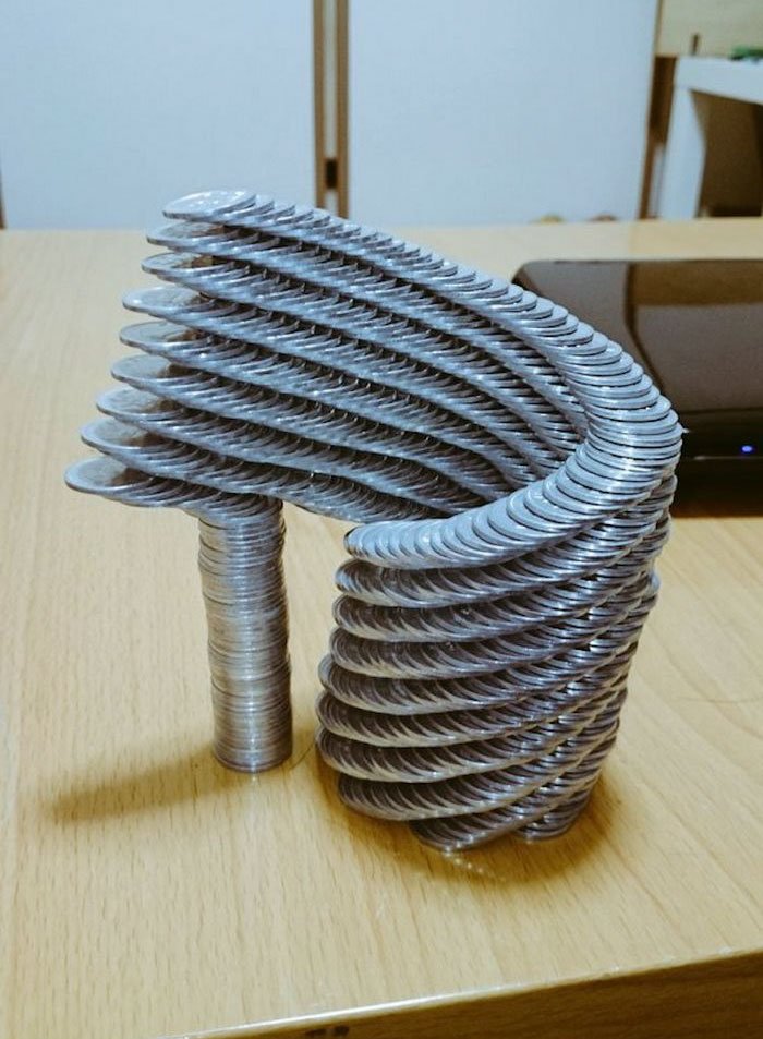As esculturas que este artista japonês faz com moedas desafiam a gravidade