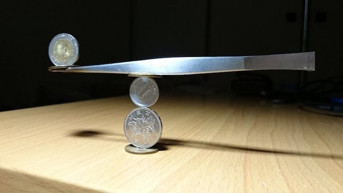 As esculturas que este artista japonês faz com moedas desafiam a gravidade
