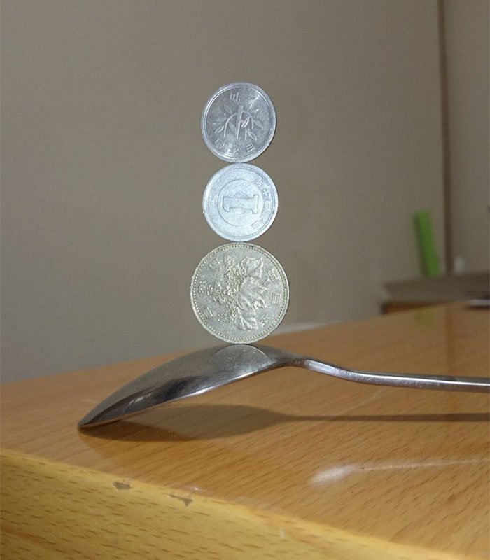 As esculturas que este artista japonês faz com moedas desafiam a gravidade
