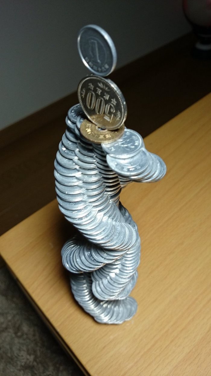 As esculturas que este artista japonês faz com moedas desafiam a gravidade