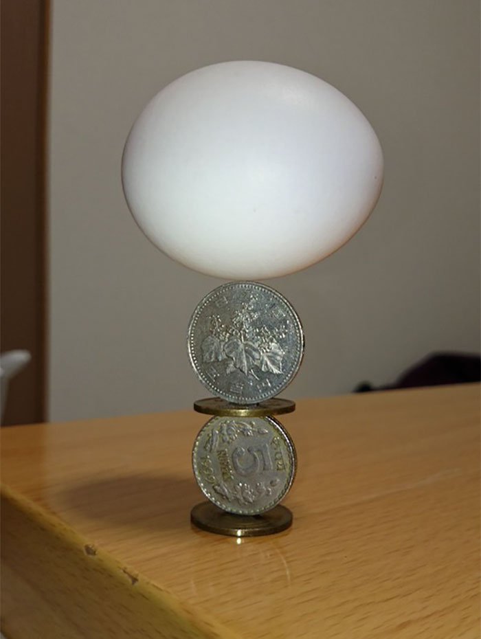 As esculturas que este artista japonês faz com moedas desafiam a gravidade