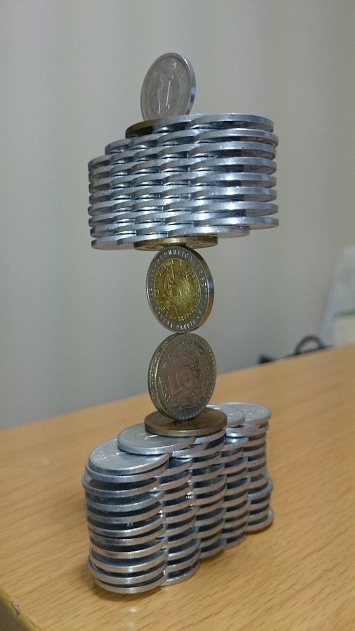 As esculturas que este artista japonês faz com moedas desafiam a gravidade