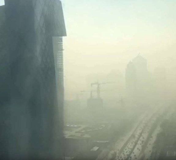 Vídeo assustador mostra imensa onda de poluição encobrindo Pequim