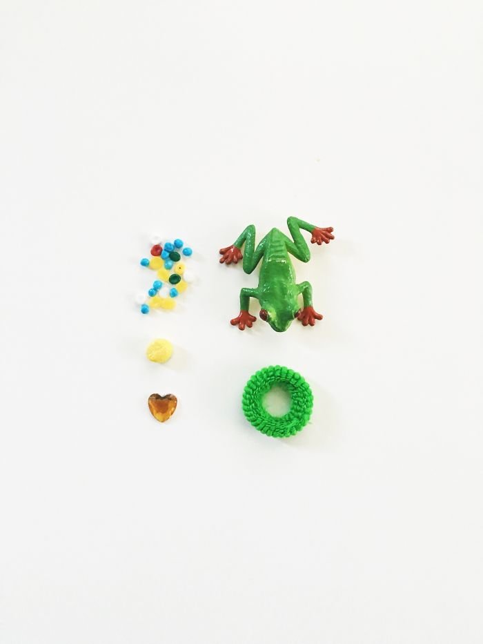 Fotógrafa cria ensaio com coisas encontradas nos bolsos do filho pequeno