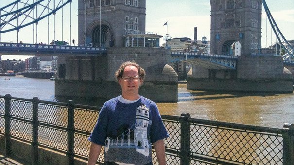 Homem faz roupas que combinam com os lugares que ele visita