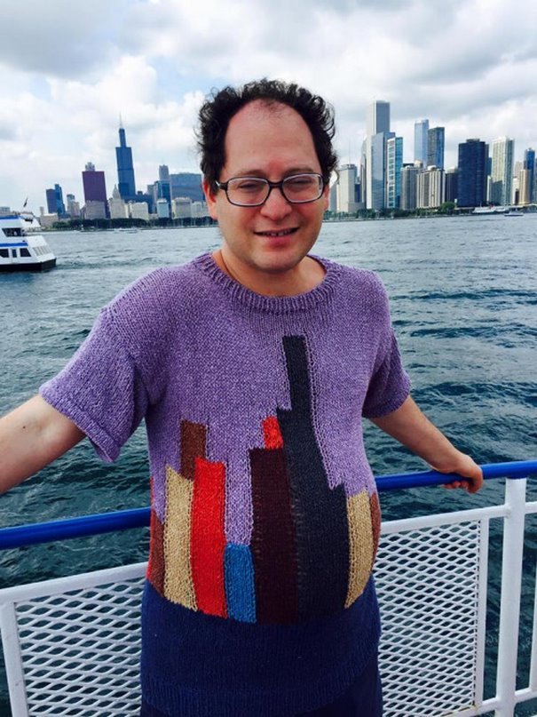 Homem faz roupas que combinam com os lugares que ele visita