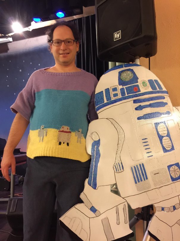 Homem faz roupas que combinam com os lugares que ele visita