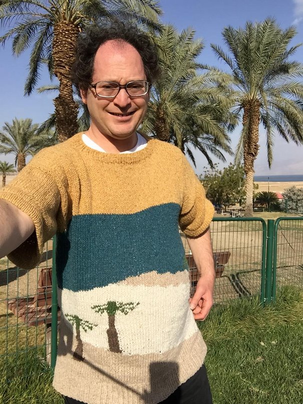 Homem faz roupas que combinam com os lugares que ele visita