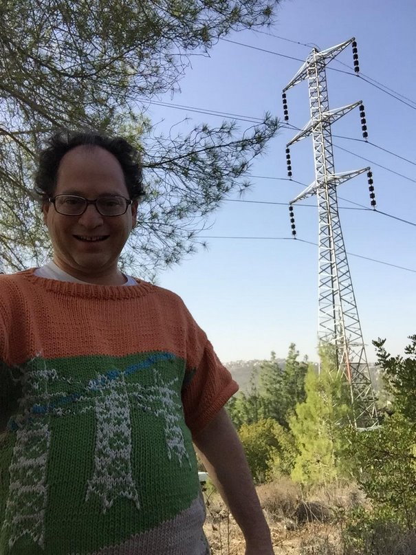 Homem faz roupas que combinam com os lugares que ele visita