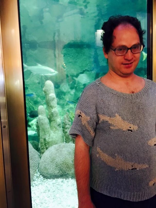 Homem faz roupas que combinam com os lugares que ele visita