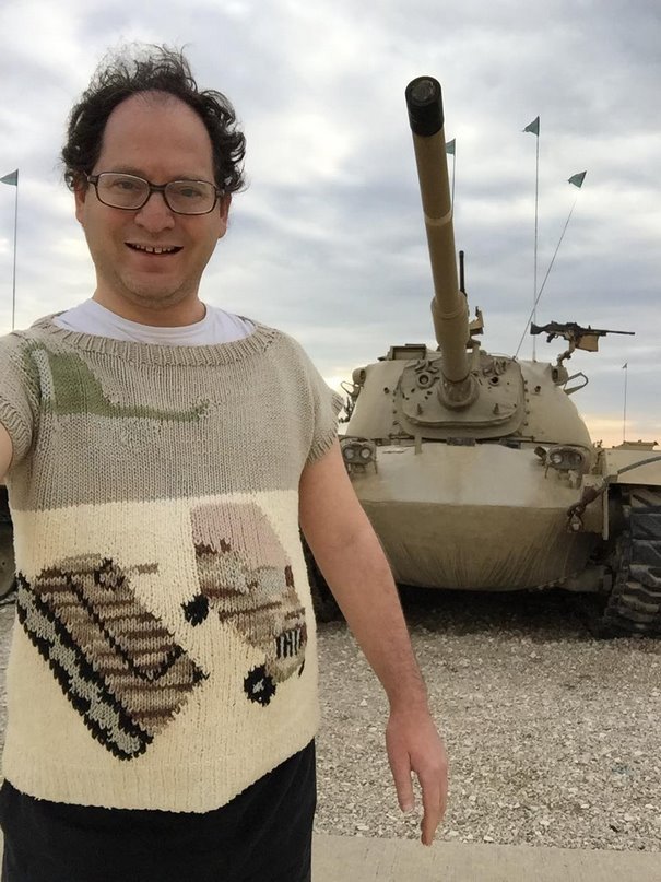 Homem faz roupas que combinam com os lugares que ele visita