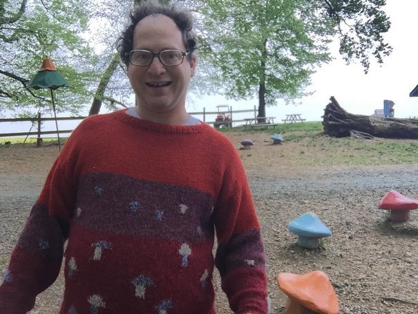 Homem faz roupas que combinam com os lugares que ele visita