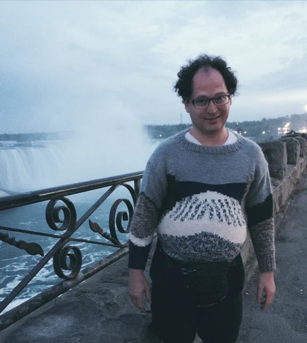 Homem faz roupas que combinam com os lugares que ele visita