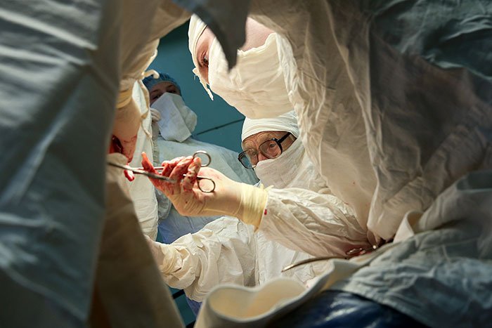 Aos 89 anos, esta médica é a cirurgiã mais velha do mundo